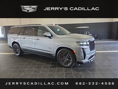 Used 2024 Cadillac Escalade ESV V AWD/4WD image 2