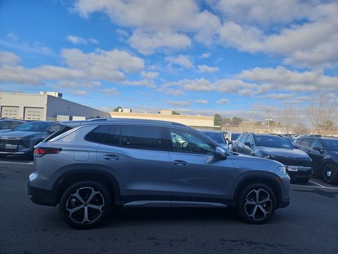 New 2025 Volkswagen Tiguan SE image 2