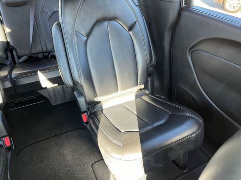 Used 2025 Chrysler Pacifica Select image 35