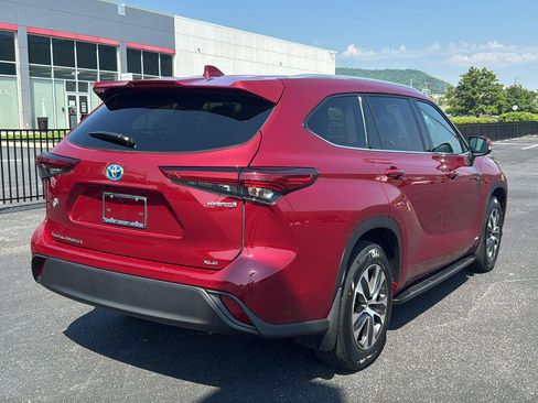 Used 2022 Toyota Highlander XLE AWD/4WD image 5