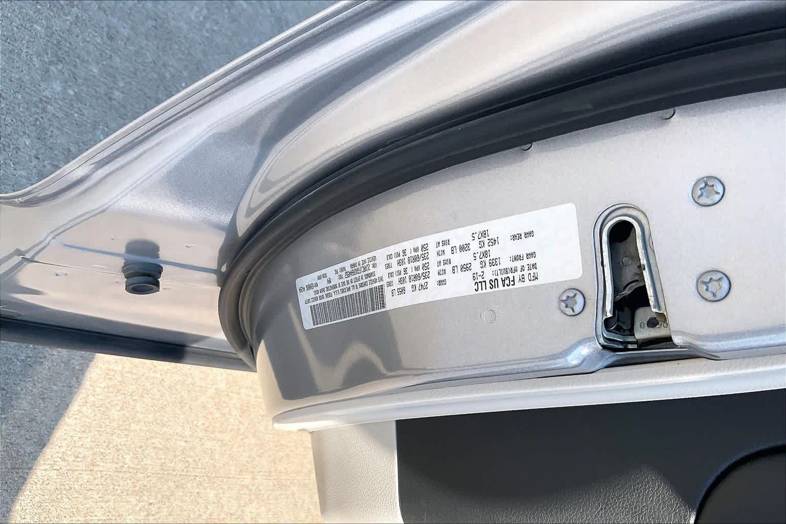 Used 2019 Chrysler Pacifica Touring Plus w/ Tire & Wheel Group FWD image 33