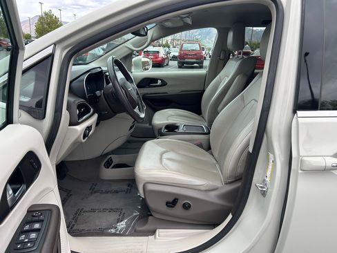 Used 2020 Chrysler Pacifica Touring-L Plus w/ Tire & Wheel Group image 12