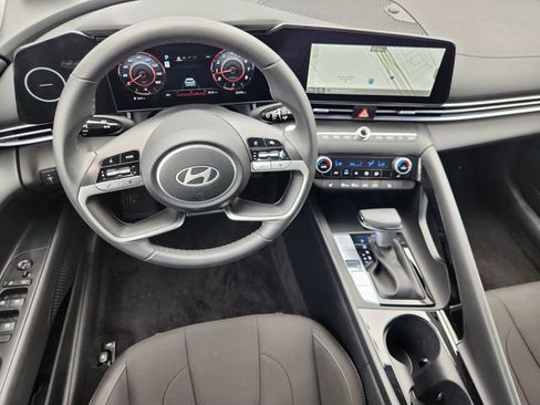 Used 2025 Hyundai Elantra SEL FWD image 27