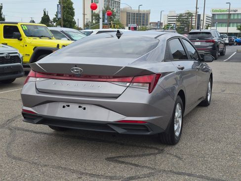 Used 2023 Hyundai Elantra SE FWD image 3