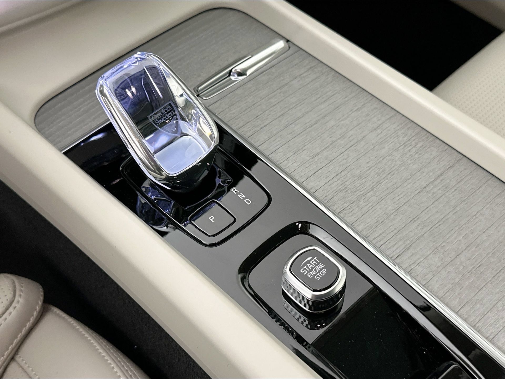 Certified 2025 Volvo XC60 B5 Ultra w/ Protection Package Premier AWD/4WD image 9