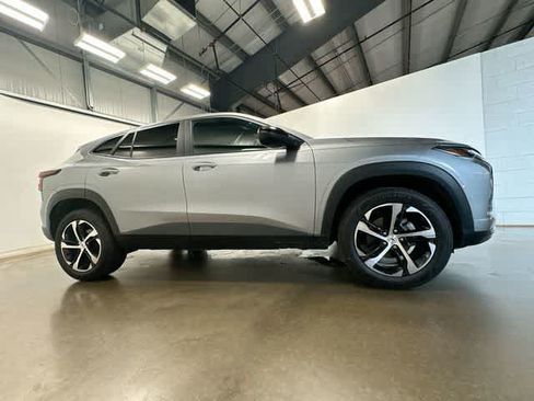 Used 2025 Chevrolet Trax RS FWD image 3