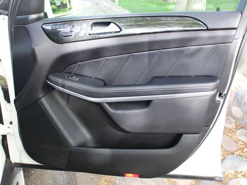 Used 2015 Mercedes-Benz GL 550 4MATIC image 23