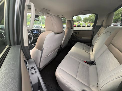 Used 2022 Nissan Frontier SV AWD/4WD image 25