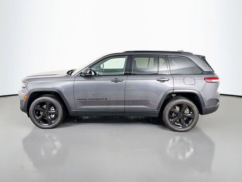 Used 2024 Jeep Grand Cherokee Altitude AWD/4WD image 11