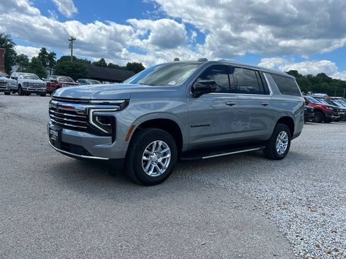 Used 2025 Chevrolet Suburban LT w/ Comfort Package AWD/4WD image 4
