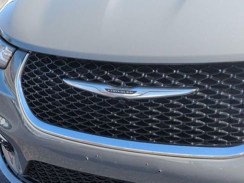 Used 2023 Chrysler Pacifica Touring-L FWD image 9