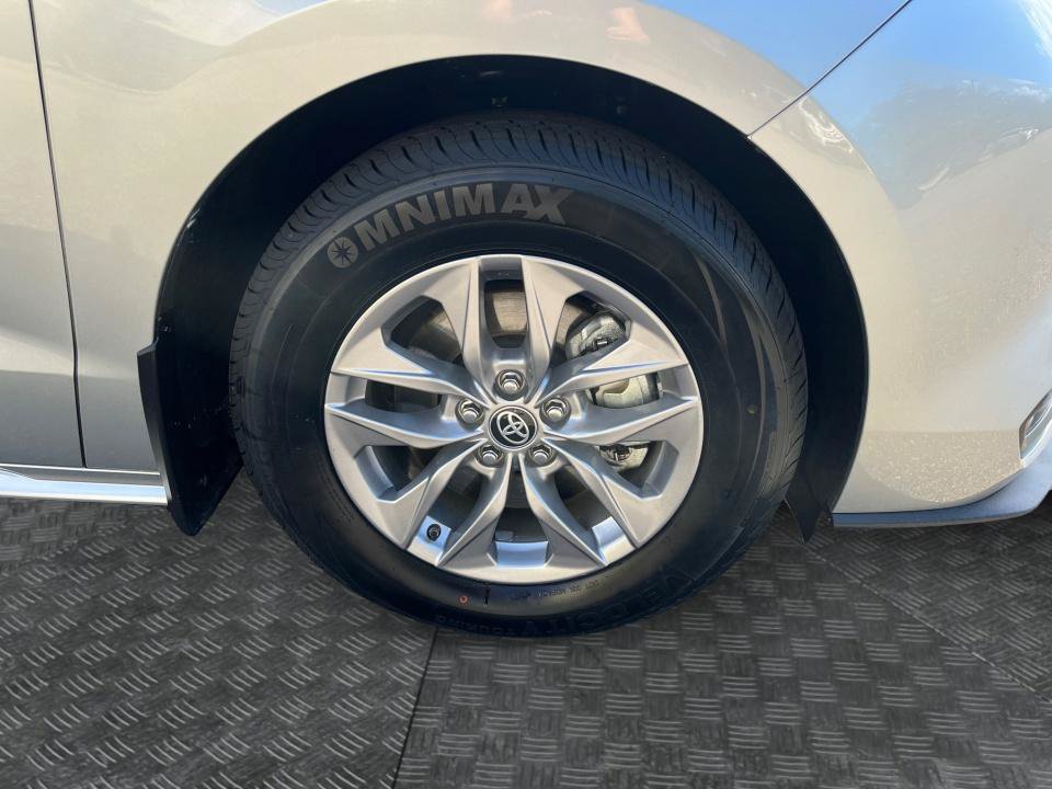 Used 2025 Toyota Sienna XLE FWD image 25