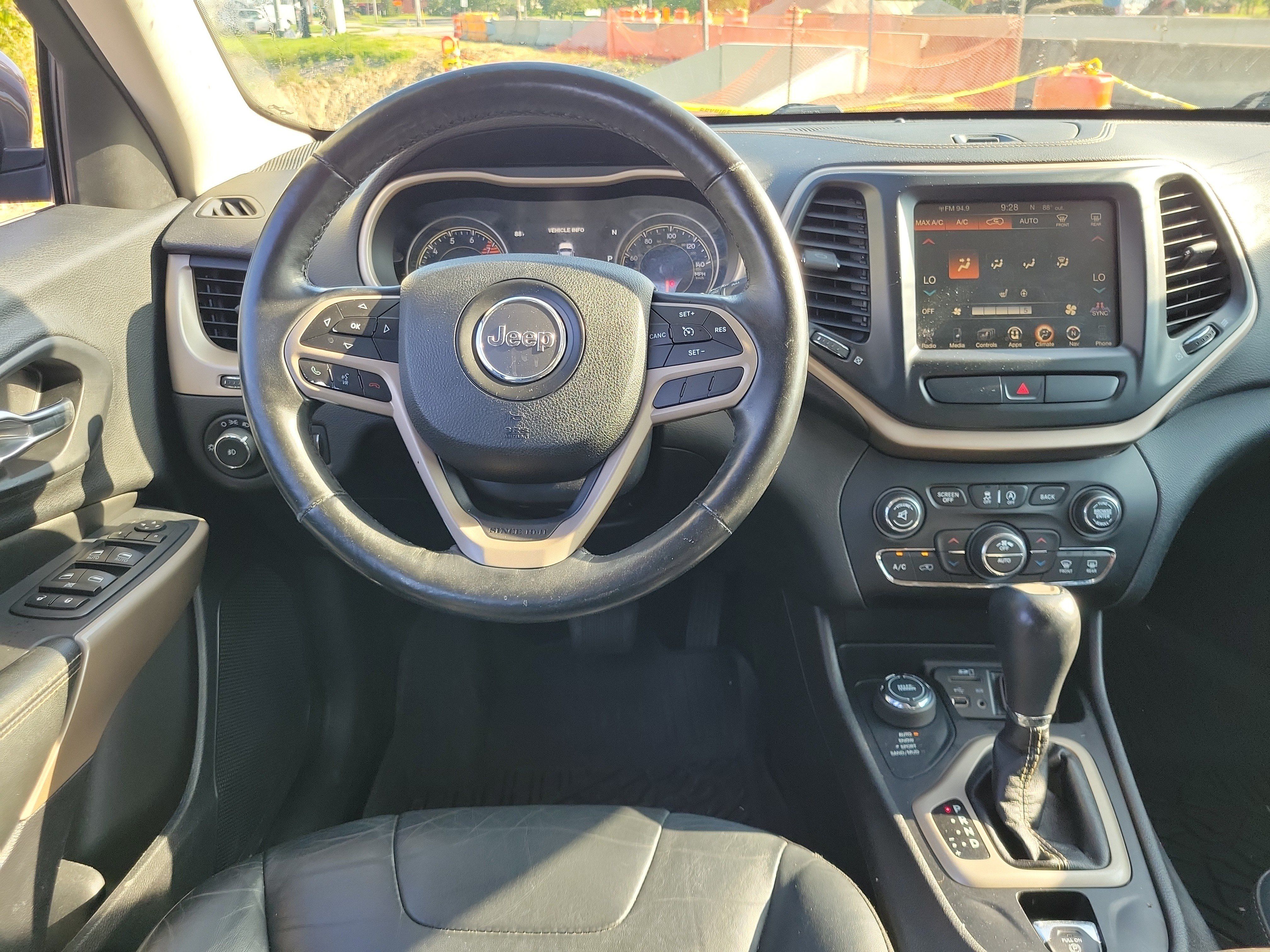 Used 2017 Jeep Cherokee Limited AWD/4WD image 10