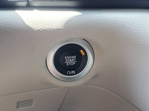 Used 2024 Chrysler Pacifica Touring-L FWD image 16