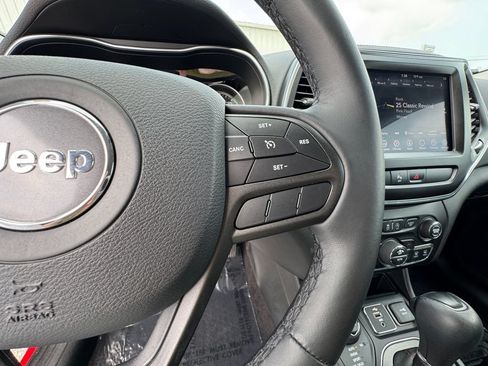 Used 2019 Jeep Cherokee Trailhawk w/ Comfort/Convenience Group AWD/4WD image 23