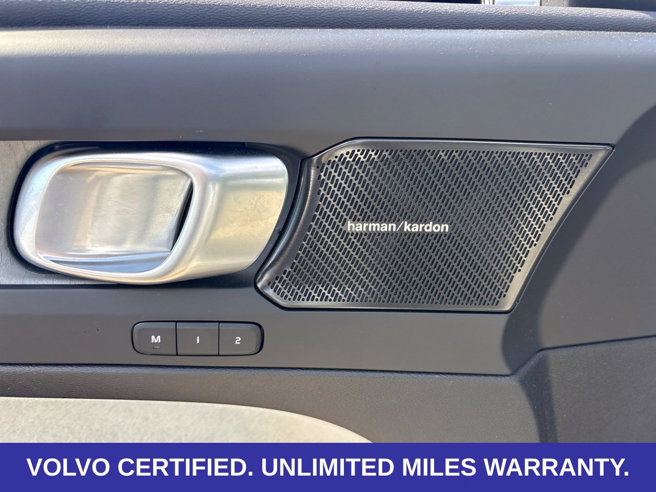 Certified 2025 Volvo XC40 B5 Plus AWD/4WD image 20