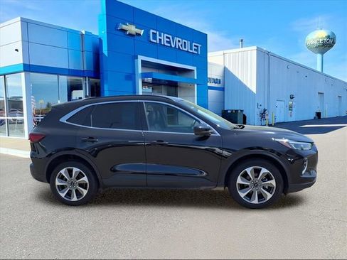 Used 2023 Ford Escape Platinum image 2