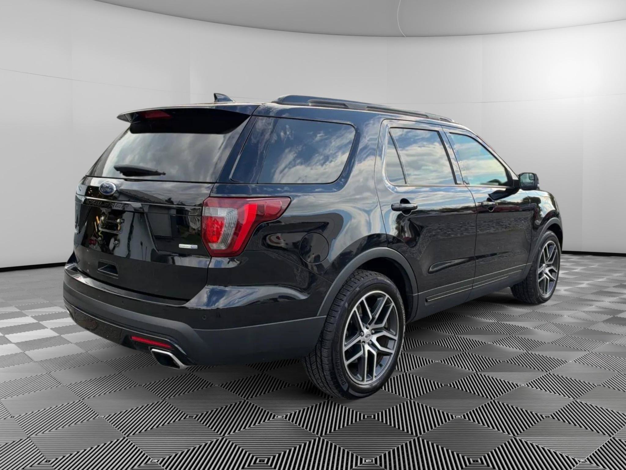 Used 2017 Ford Explorer Sport AWD/4WD image 4