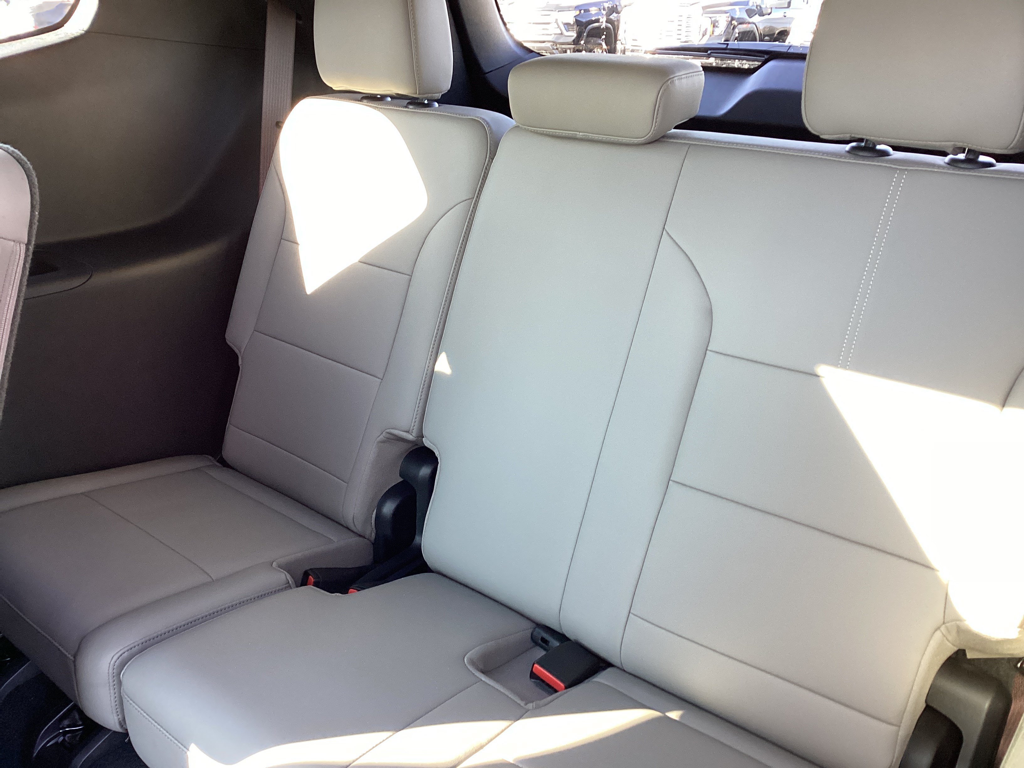 Used 2026 GMC Acadia Elevation w/ Elevation Premium Package FWD image 14