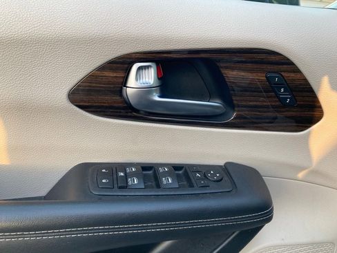 Used 2023 Chrysler Pacifica Limited image 13