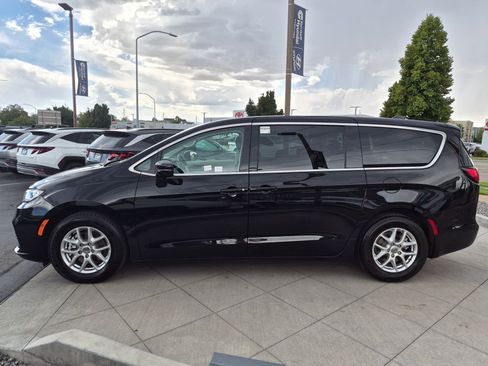 Used 2024 Chrysler Pacifica Touring-L FWD image 8