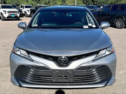 Used 2018 Toyota Camry XLE FWD image 2
