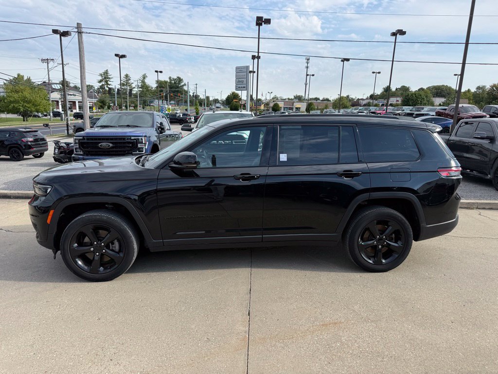 Used 2023 Jeep Grand Cherokee L Laredo AWD/4WD image 9