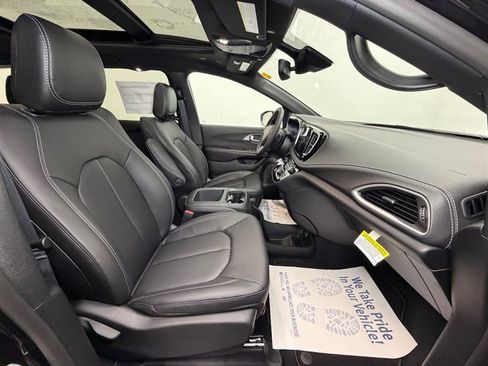 New 2026 Chrysler Pacifica Select image 11
