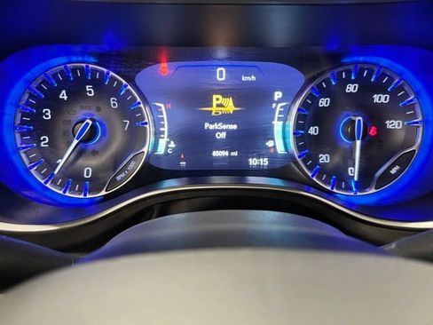 Used 2023 Chrysler Pacifica Touring-L FWD image 13
