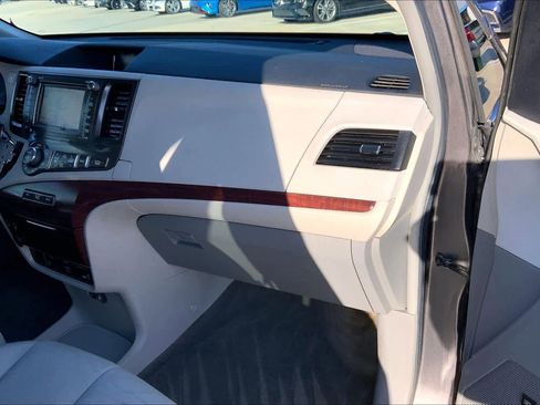 Used 2011 Toyota Sienna Limited image 18