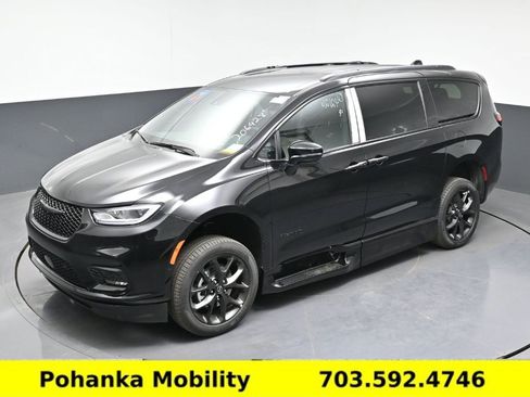Used 2026 Chrysler Pacifica Select w/ S Appearance Package FWD image 13