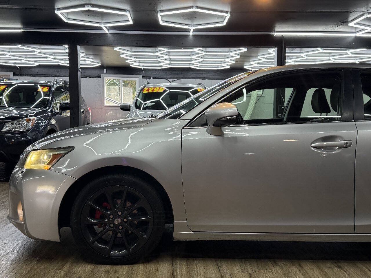 Used 2012 Lexus CT 200h Premium w/ Leather Pkg FWD image 3