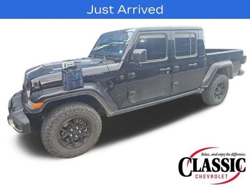 Used 2024 Jeep Gladiator Sport image 1