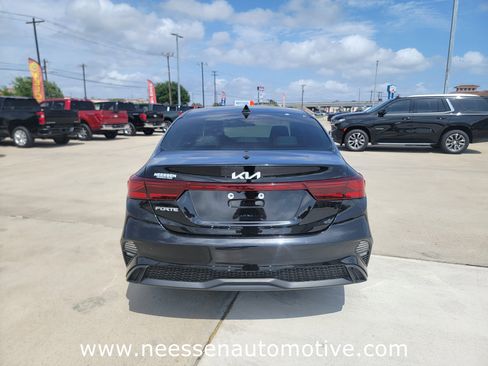 Used 2023 Kia Forte LXS w/ LXS Technology Package image 6