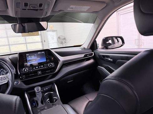 Used 2021 Toyota Highlander XLE AWD/4WD image 31