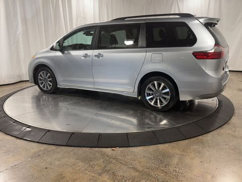 Used 2020 Toyota Sienna Limited image 6