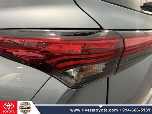 Used 2023 Toyota Highlander XLE AWD/4WD image 11