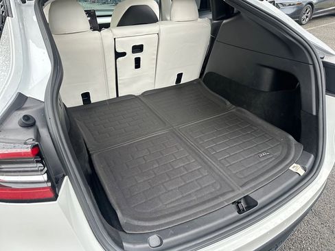 Used 2022 Tesla Model Y Long Range image 12