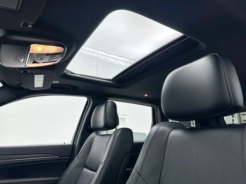 Used 2018 Jeep Grand Cherokee Limited image 3