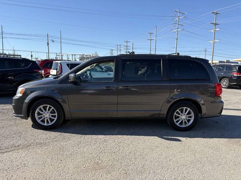 Used 2016 Dodge Grand Caravan SXT image 4