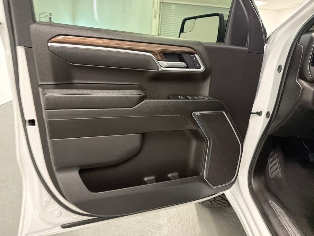 Used 2025 Chevrolet Silverado 1500 LT AWD/4WD image 12