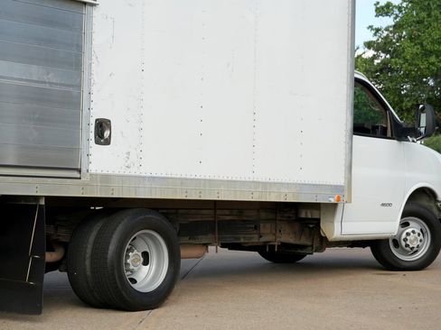 Used 2015 Chevrolet Express 4500 RWD image 38