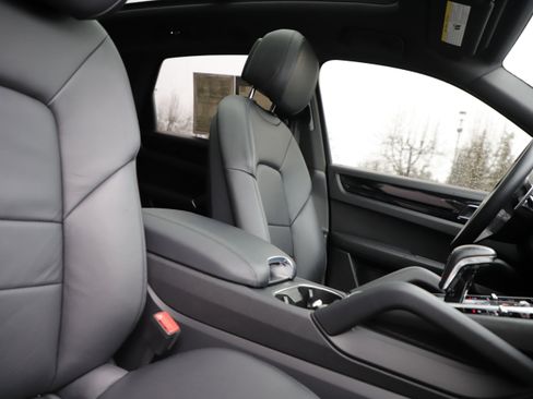 Used 2023 Porsche Cayenne Platinum Edition image 11