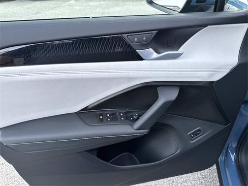 Certified 2025 Volkswagen Tiguan SE w/ Panoramic Sunroof Package image 16