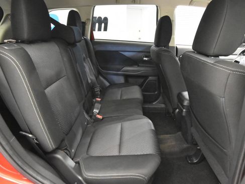 Used 2016 Mitsubishi Outlander ES image 17