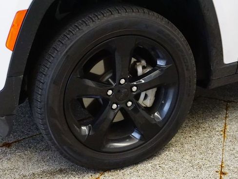 Certified 2023 Jeep Grand Cherokee Limited w/ Black Appearance Package image 10