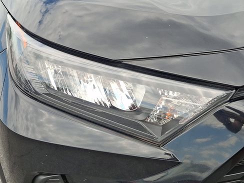Used 2021 Toyota RAV4 LE AWD/4WD image 9