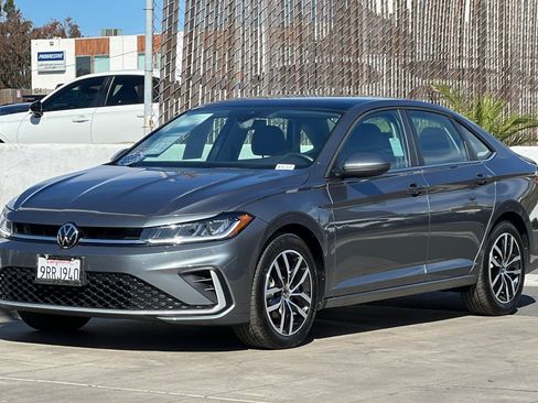 Certified 2025 Volkswagen Jetta SE image 8