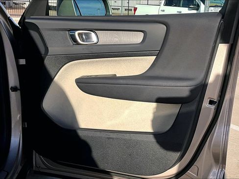 Used 2023 Volvo XC40 B4 Plus w/ Protection Package Premier image 25