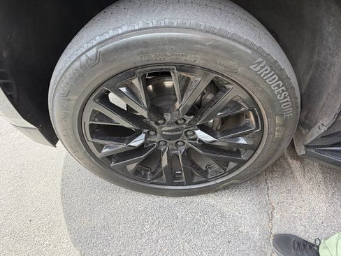 Used 2023 Chevrolet Suburban Premier image 6